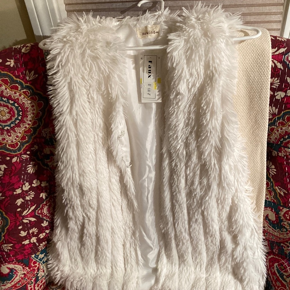 NWT Rewind Size M faux fur pocketed white vest with decorative hook/eye closures